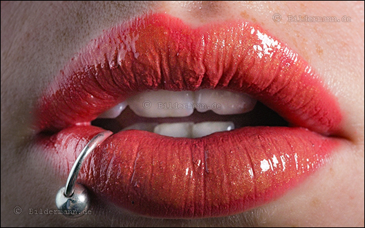 Piercing mit einem Ball Closure Ring (BCR) an der Unterlippe