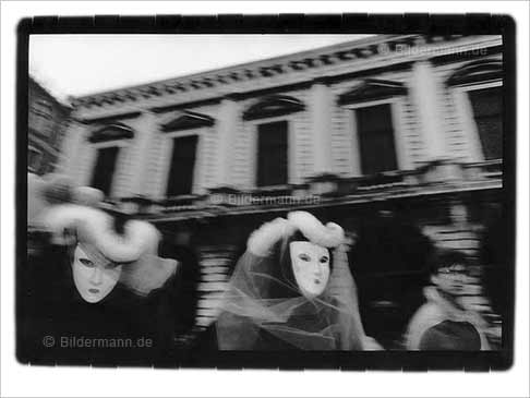 Bildtext: Foto aus meinem Zyklus "MASKEN - venezianische Impressionen"