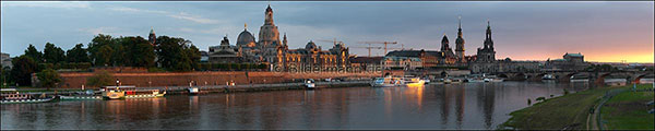 Bildtitel: "Panorama der Br&uuml;hlschen Terrasse in Dresden bei Sonnenuntergang"