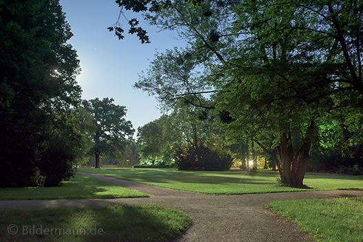 Parklandschaft im „Großen Garten” in Dresden bei Vollmond &ndash; Bildermanns Foto des Monats August 2016 (&copy; by Bildermann 2016)